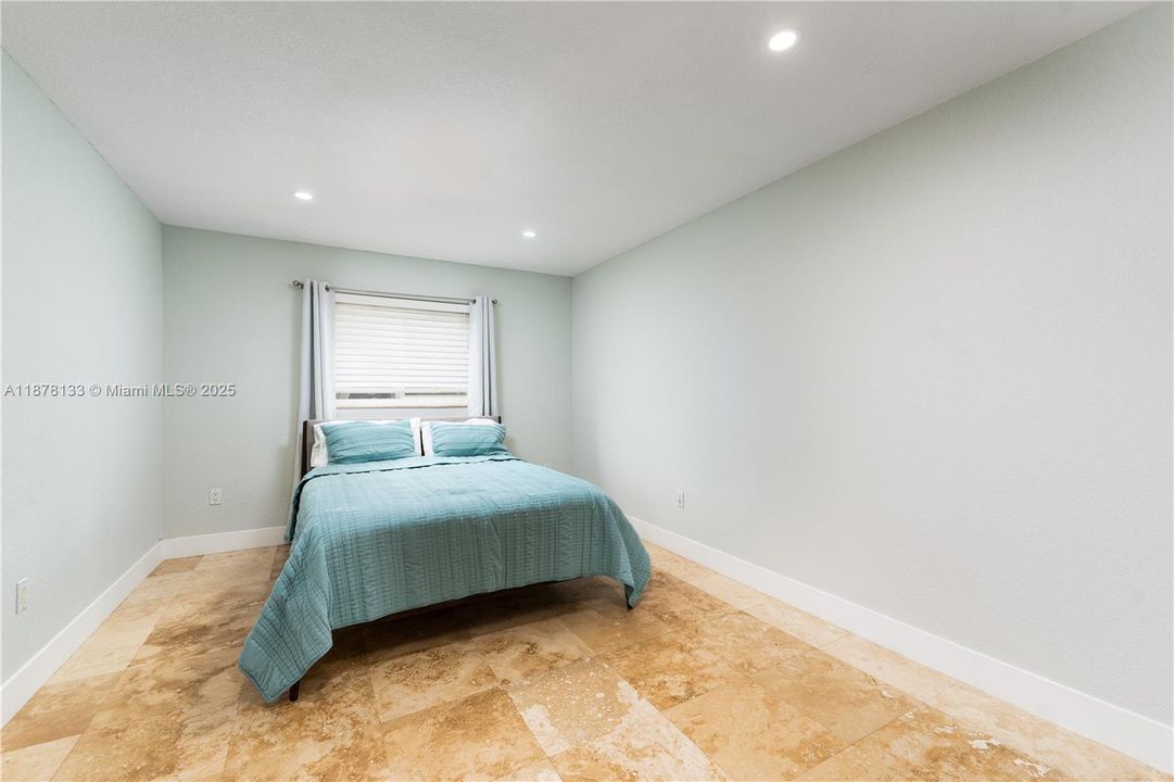 最近售出: $255,000 (1 贝兹, 1 浴室, 755 平方英尺)