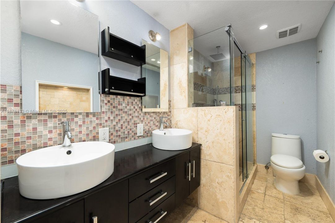 最近售出: $255,000 (1 贝兹, 1 浴室, 755 平方英尺)