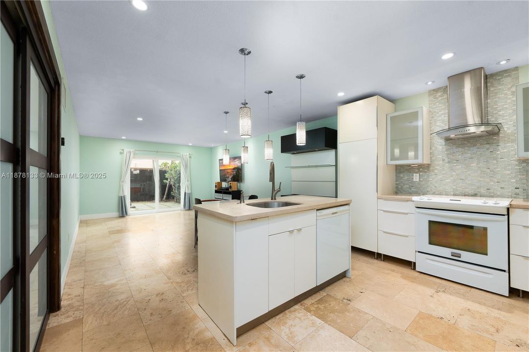 最近售出: $255,000 (1 贝兹, 1 浴室, 755 平方英尺)