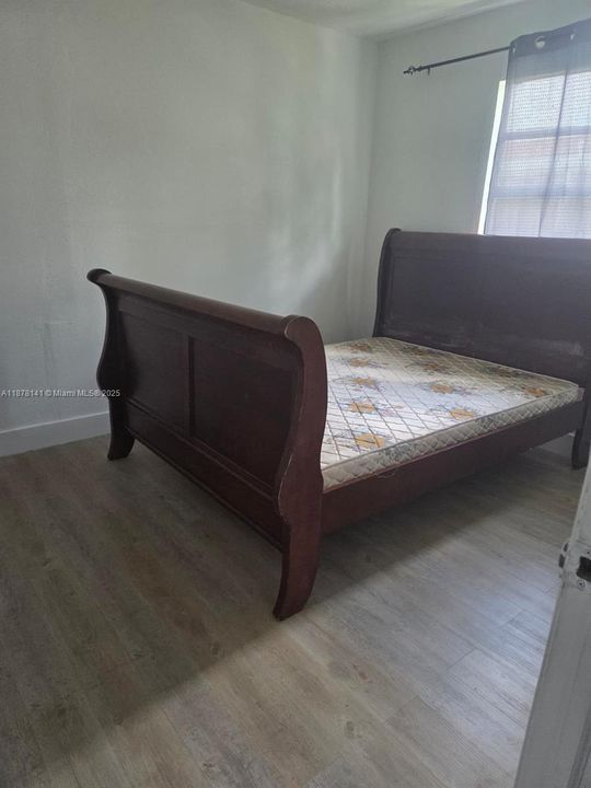 For Sale: $4,200 (4 beds, 2 baths, 1208 Square Feet)