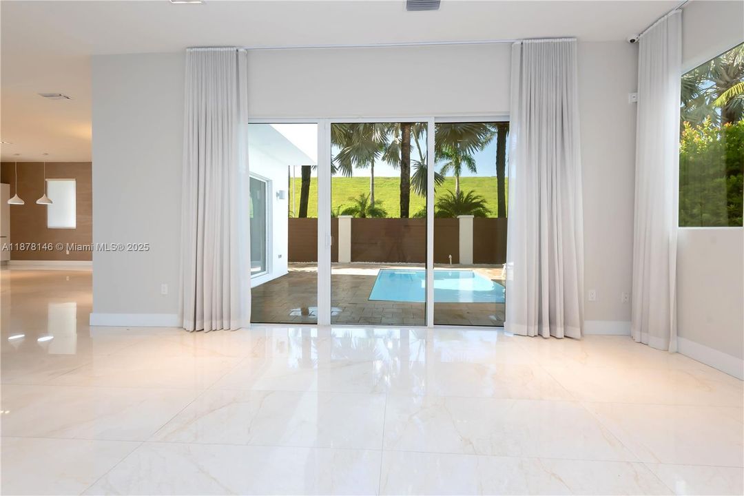 DINNING AREA & POOL VIEW