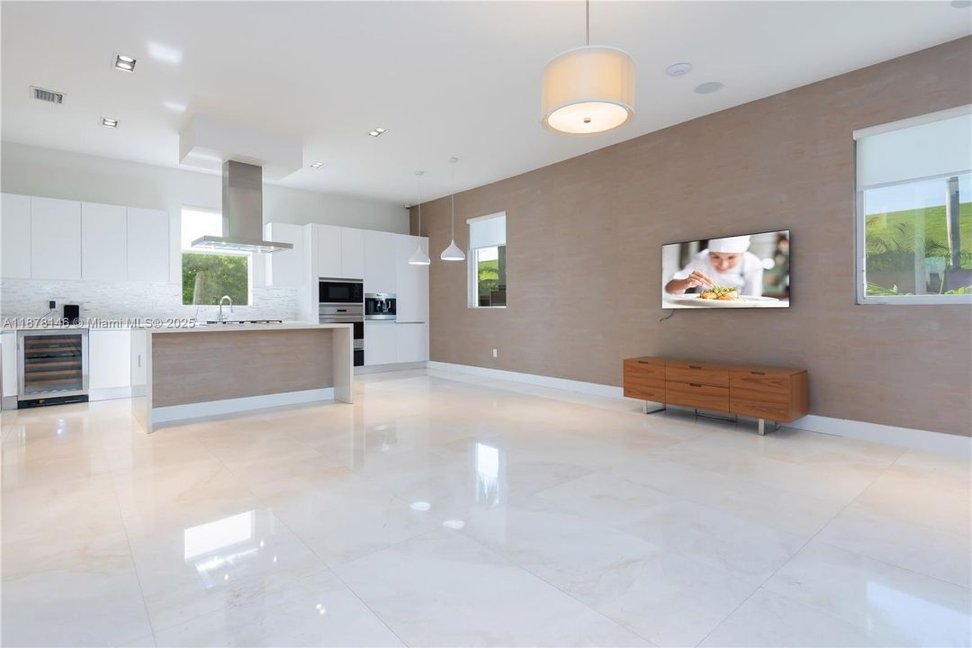 KITCHEN & FAMILY ROOM