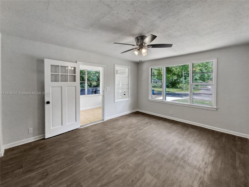 待售: $143,000 (2 贝兹, 1 浴室, 0 平方英尺)