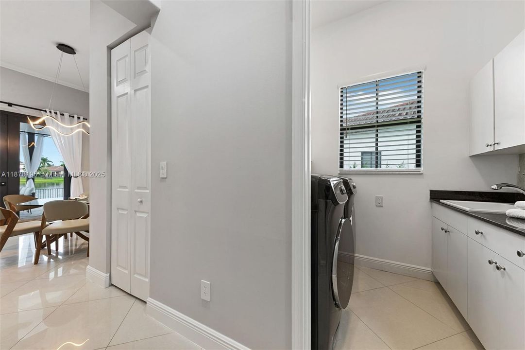 待售: $1,950,000 (5 贝兹, 5 浴室, 4110 平方英尺)