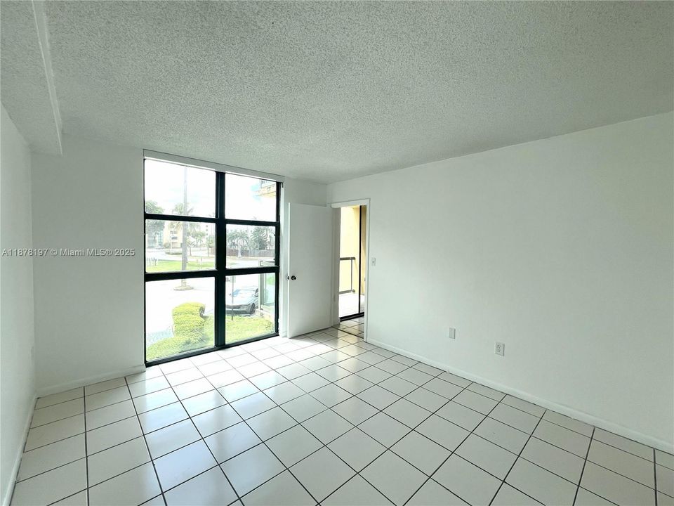 Recently Sold: $234,900 (2 beds, 2 baths, 898 Square Feet)