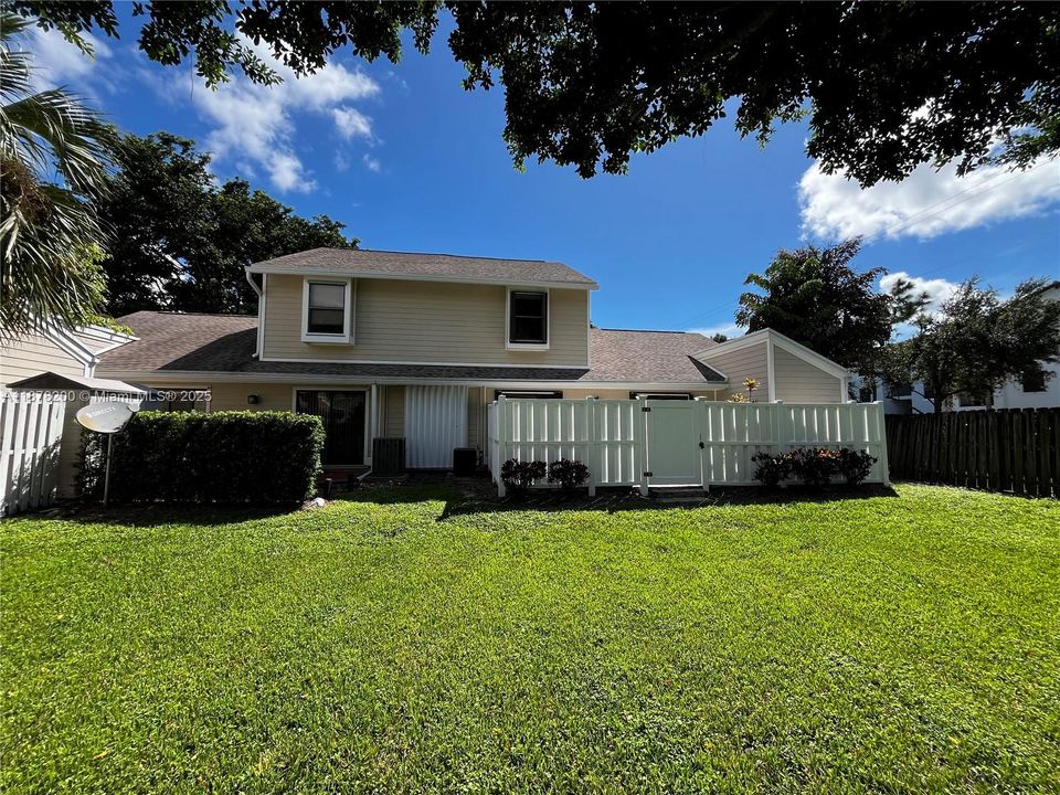 En Venta: $399,000 (3 camas, 3 baños, 1820 Pies cuadrados)