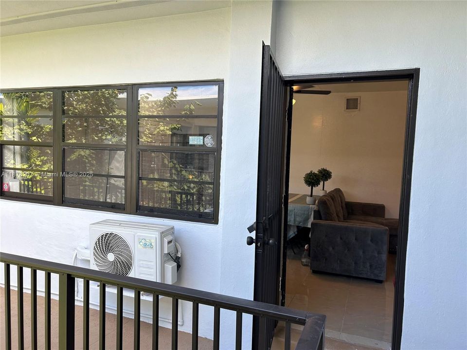 For Sale: $220,000 (1 beds, 1 baths, 653 Square Feet)