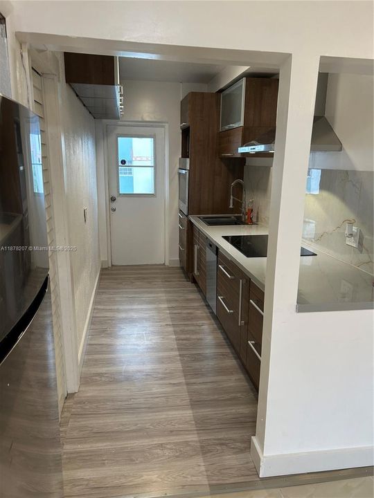 For Sale: $220,000 (1 beds, 1 baths, 653 Square Feet)
