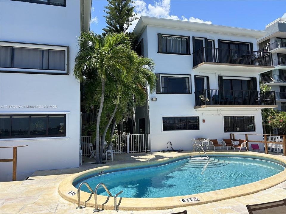 For Sale: $220,000 (1 beds, 1 baths, 653 Square Feet)