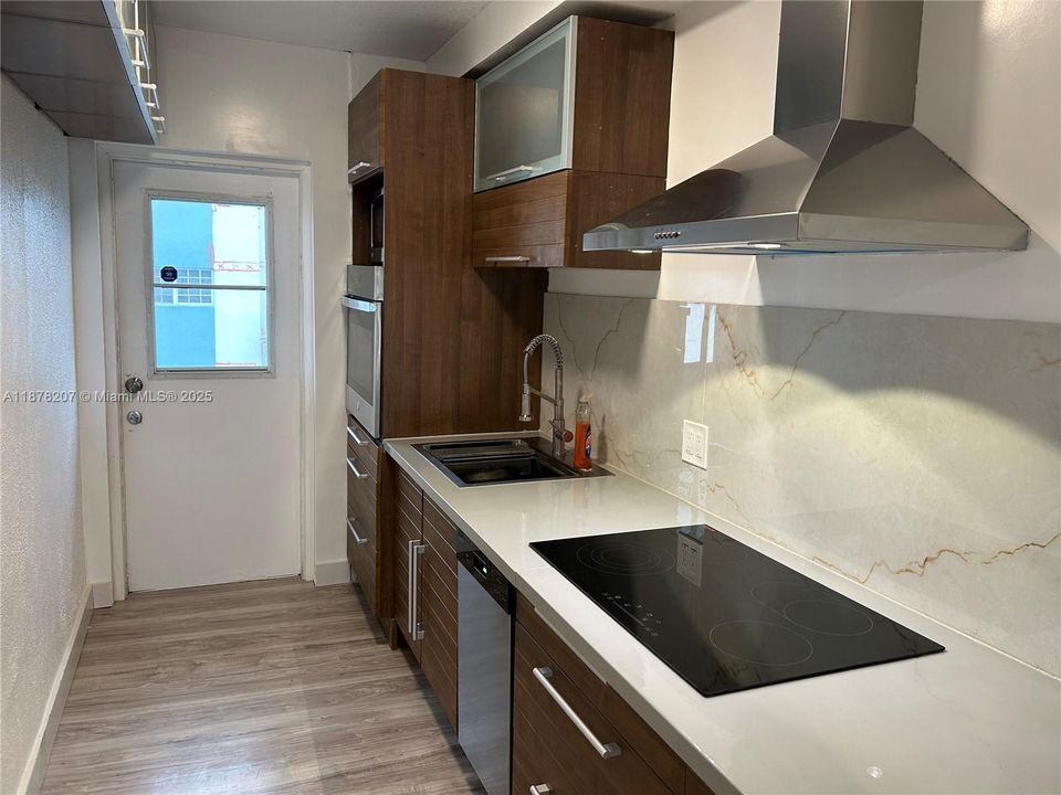 For Sale: $220,000 (1 beds, 1 baths, 653 Square Feet)