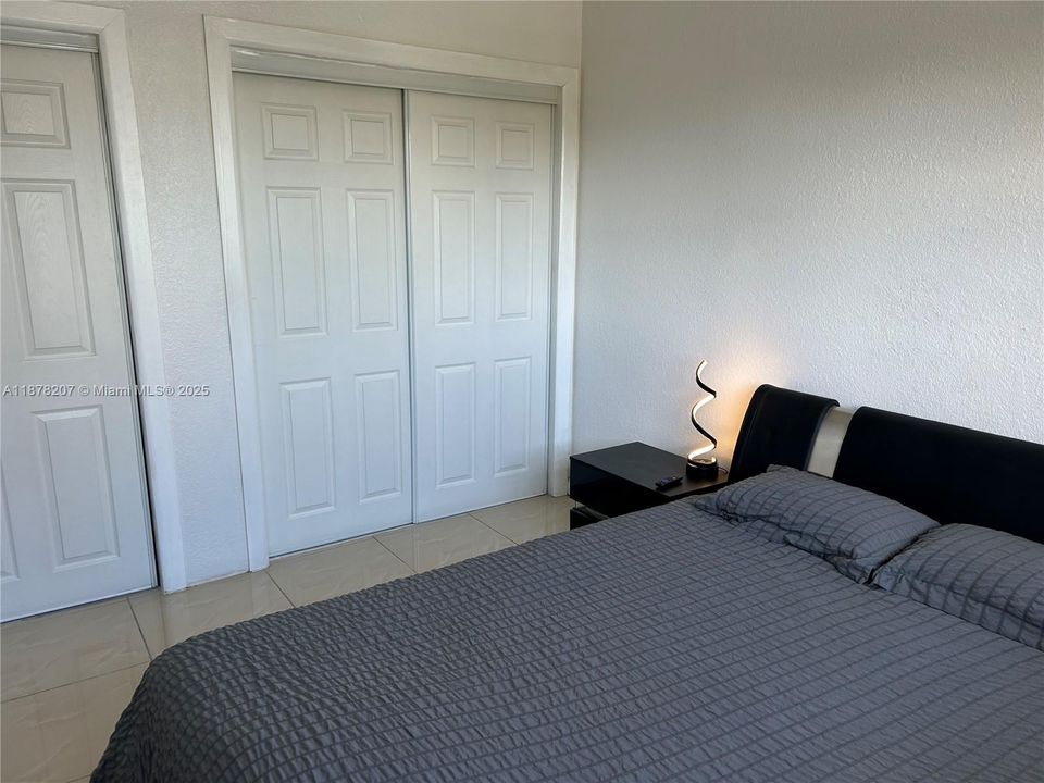 For Sale: $220,000 (1 beds, 1 baths, 653 Square Feet)