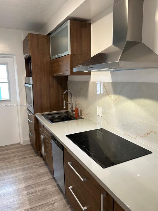 For Sale: $220,000 (1 beds, 1 baths, 653 Square Feet)