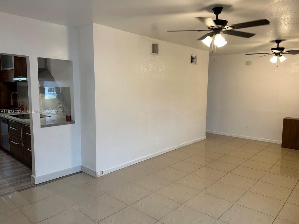 For Sale: $220,000 (1 beds, 1 baths, 653 Square Feet)