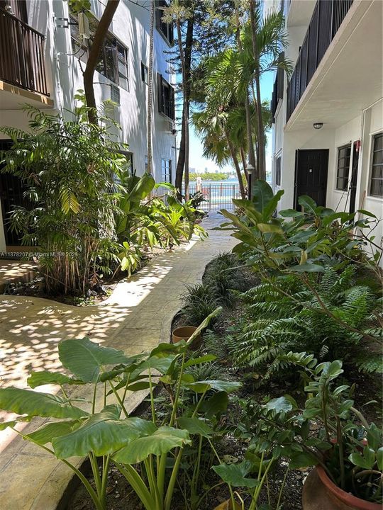 For Sale: $220,000 (1 beds, 1 baths, 653 Square Feet)