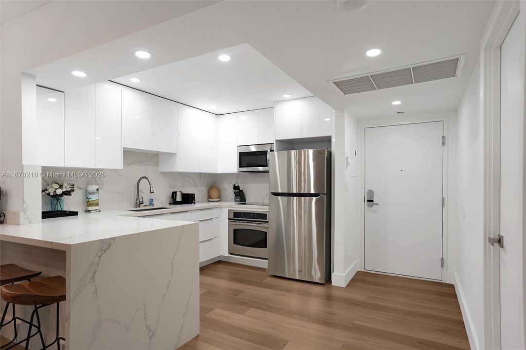 Active With Contract: $750,000 (1 beds, 1 baths, 760 Square Feet)