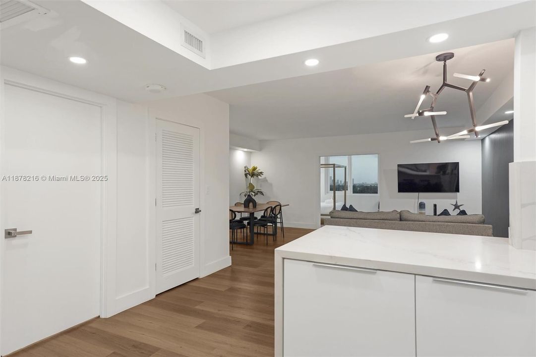 Active With Contract: $750,000 (1 beds, 1 baths, 760 Square Feet)