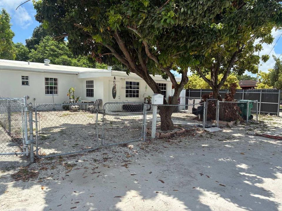 Active With Contract: $495,000 (5 beds, 4 baths, 1856 Square Feet)