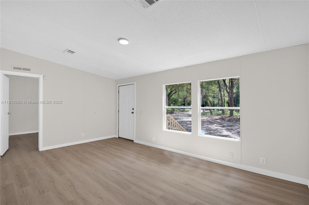 For Sale: $239,500 (3 beds, 2 baths, 960 Square Feet)