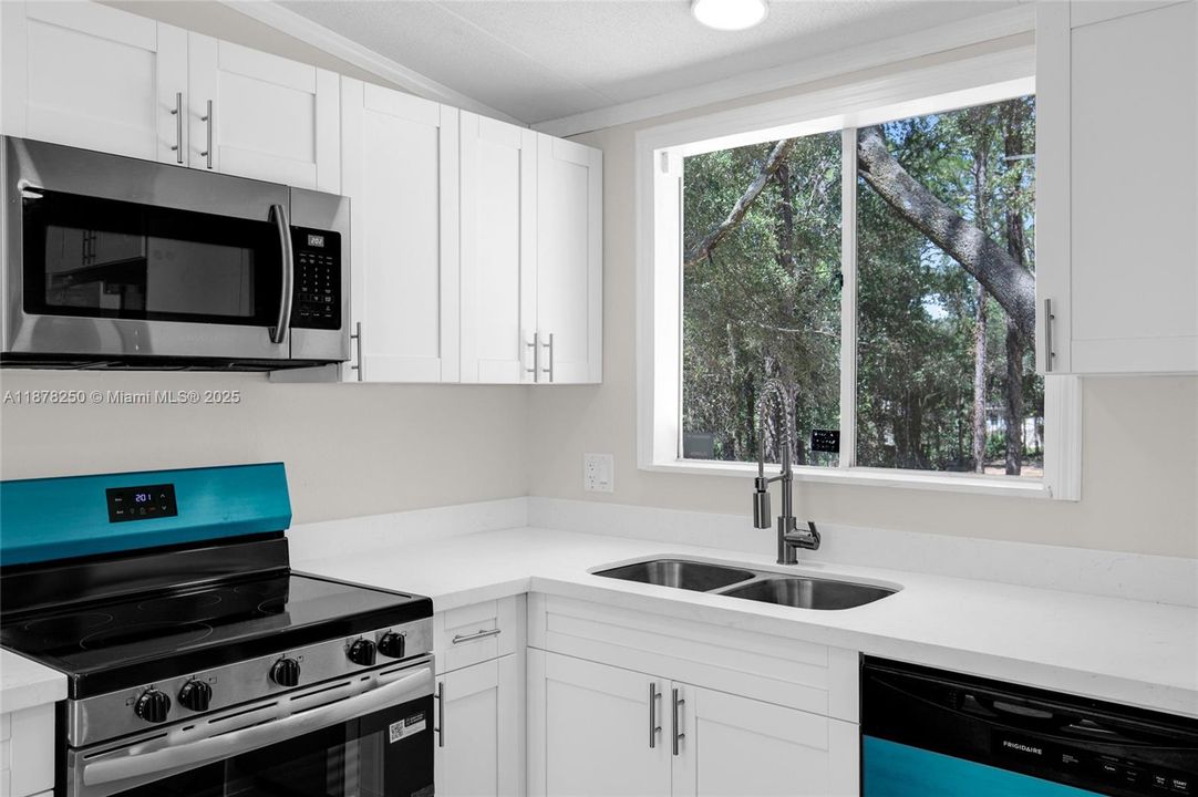 For Sale: $239,500 (3 beds, 2 baths, 960 Square Feet)