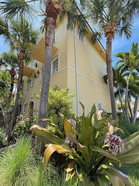 For Sale: $320,000 (3 beds, 2 baths, 1182 Square Feet)