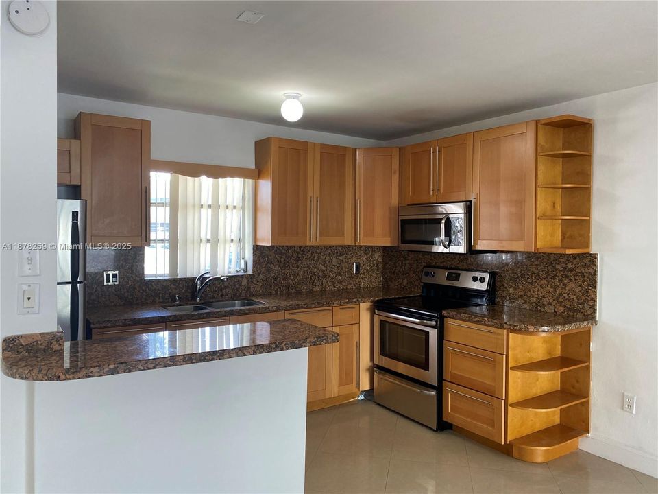 For Sale: $195,900 (1 beds, 1 baths, 700 Square Feet)