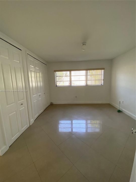 For Sale: $195,900 (1 beds, 1 baths, 700 Square Feet)