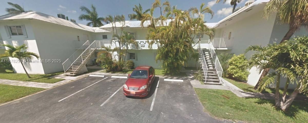 For Sale: $195,900 (1 beds, 1 baths, 700 Square Feet)