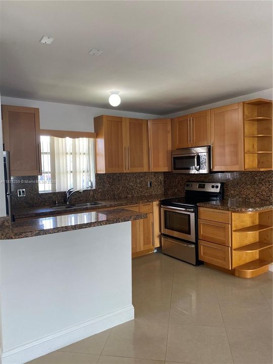 For Sale: $195,900 (1 beds, 1 baths, 700 Square Feet)