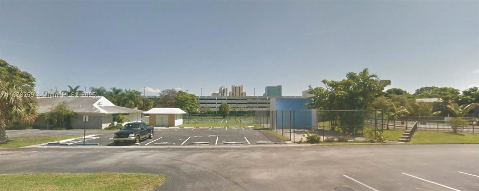 For Sale: $195,900 (1 beds, 1 baths, 700 Square Feet)