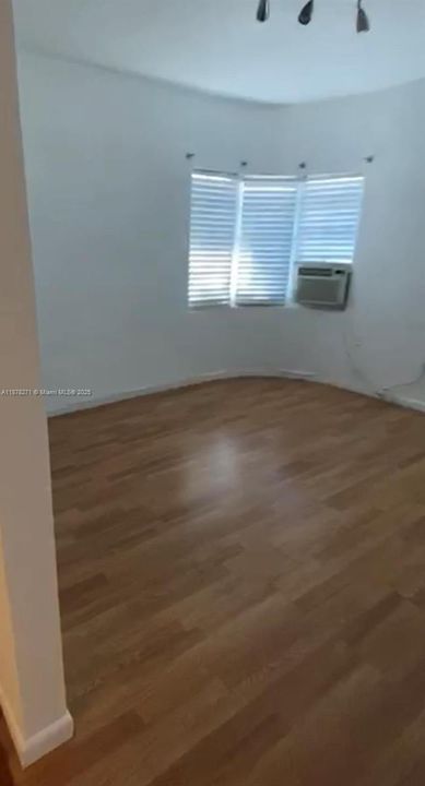 待售: $210,000 (0 贝兹, 1 浴室, 350 平方英尺)