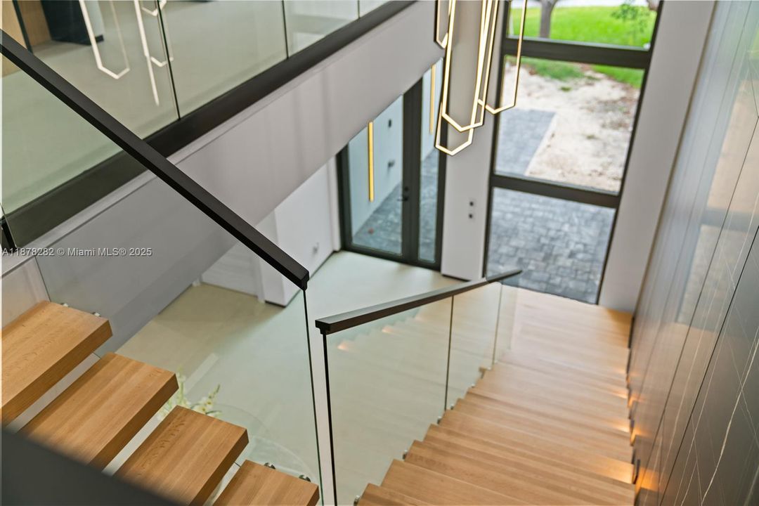 Activo con contrato: $3,550,000 (5 camas, 5 baños, 4718 Pies cuadrados)