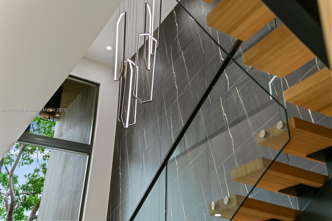 Activo con contrato: $3,550,000 (5 camas, 5 baños, 4718 Pies cuadrados)