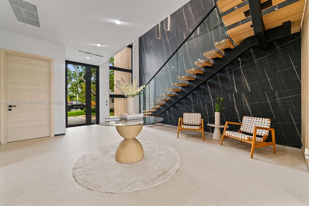 Activo con contrato: $3,550,000 (5 camas, 5 baños, 4718 Pies cuadrados)