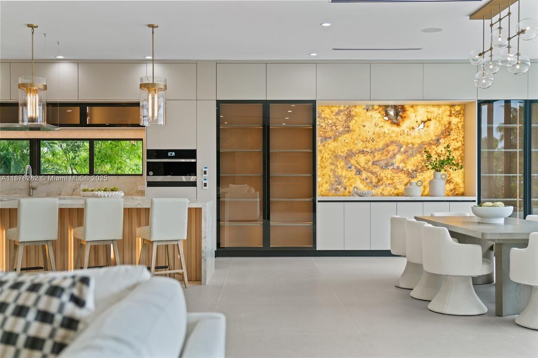 Activo con contrato: $3,550,000 (5 camas, 5 baños, 4718 Pies cuadrados)