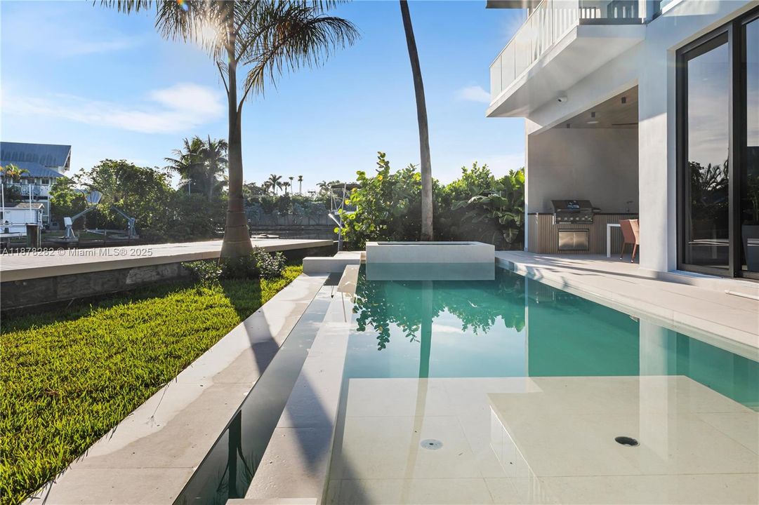 Activo con contrato: $3,550,000 (5 camas, 5 baños, 4718 Pies cuadrados)