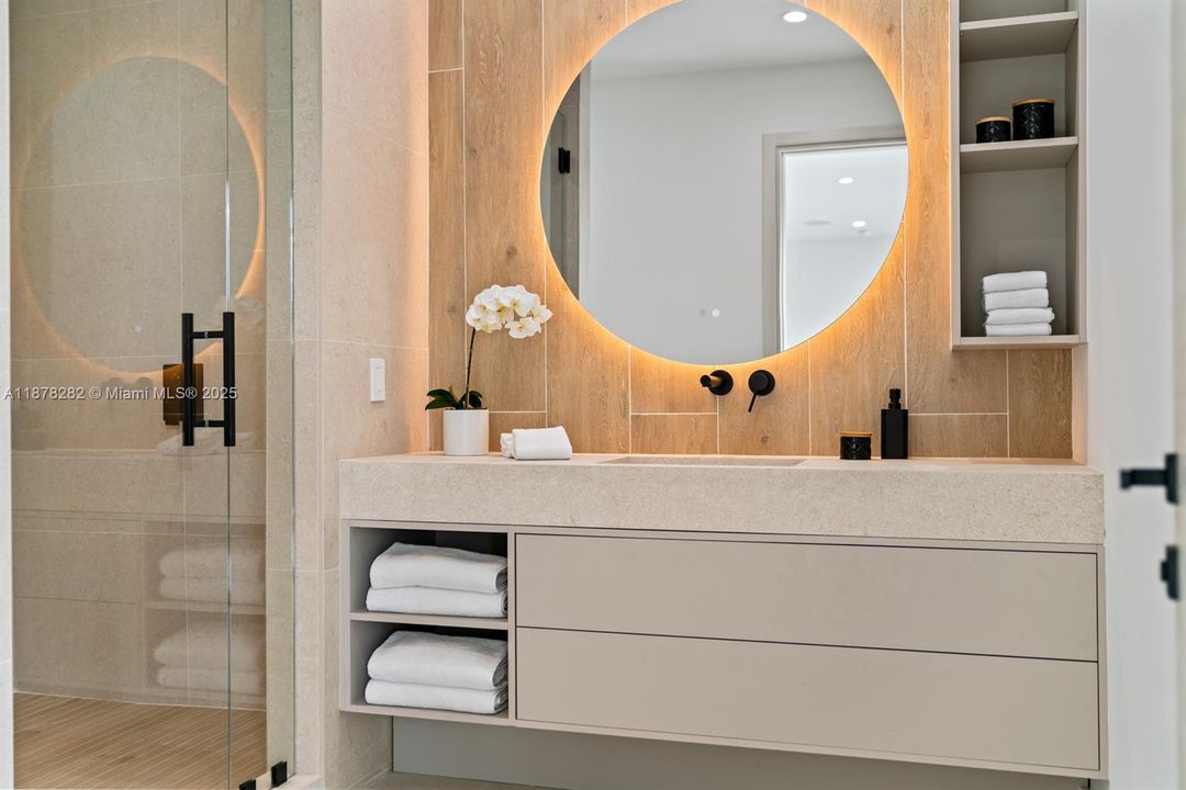 Activo con contrato: $3,550,000 (5 camas, 5 baños, 4718 Pies cuadrados)