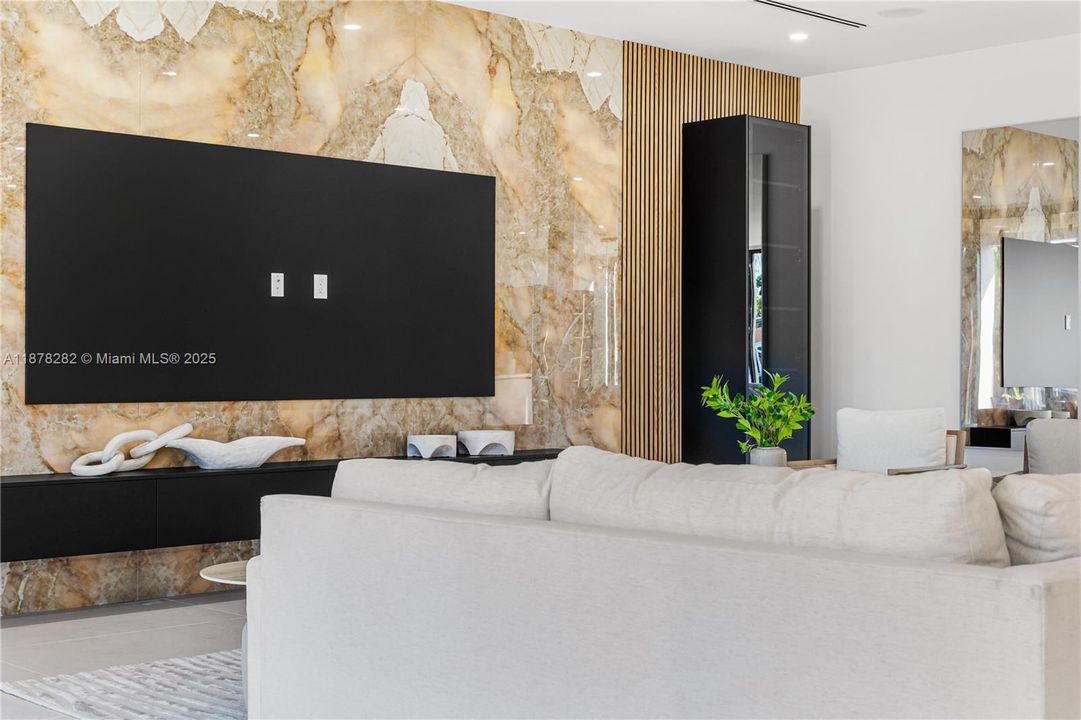 Activo con contrato: $3,550,000 (5 camas, 5 baños, 4718 Pies cuadrados)