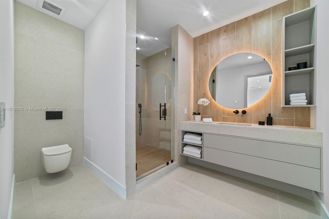 Activo con contrato: $3,550,000 (5 camas, 5 baños, 4718 Pies cuadrados)