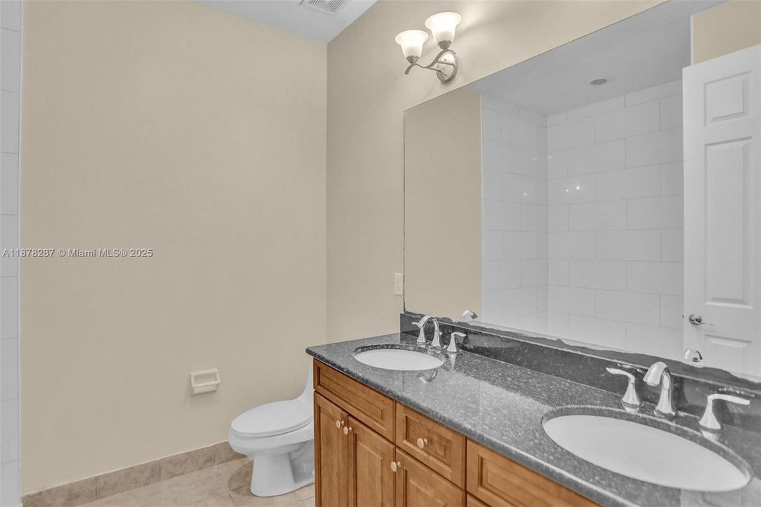 Active With Contract: $3,900 (3 beds, 3 baths, 2008 Square Feet)