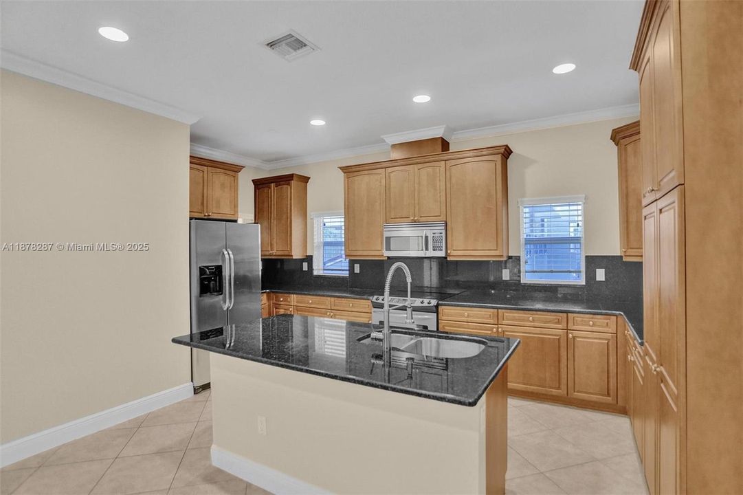 Active With Contract: $3,900 (3 beds, 3 baths, 2008 Square Feet)