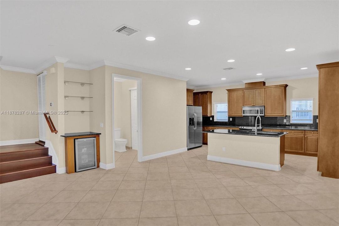 Active With Contract: $3,900 (3 beds, 3 baths, 2008 Square Feet)