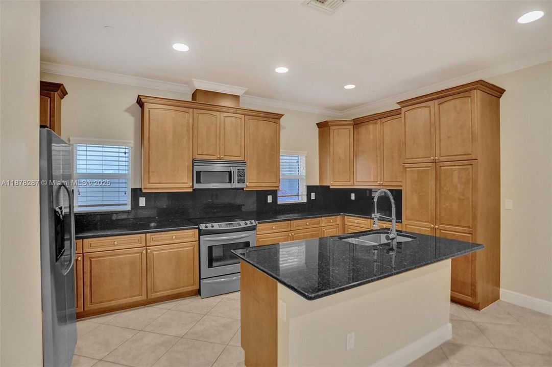 Active With Contract: $3,900 (3 beds, 3 baths, 2008 Square Feet)