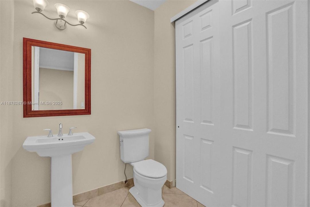 Active With Contract: $3,900 (3 beds, 3 baths, 2008 Square Feet)