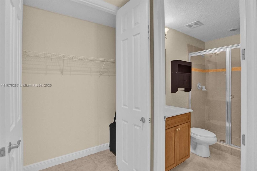 Active With Contract: $3,900 (3 beds, 3 baths, 2008 Square Feet)