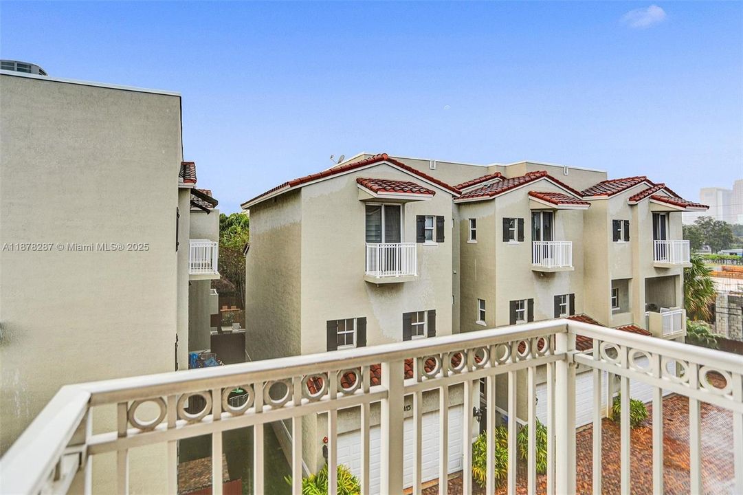 Active With Contract: $3,900 (3 beds, 3 baths, 2008 Square Feet)