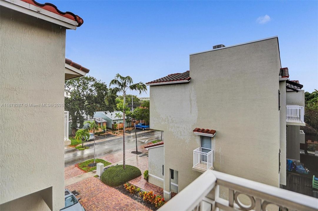 Active With Contract: $3,900 (3 beds, 3 baths, 2008 Square Feet)