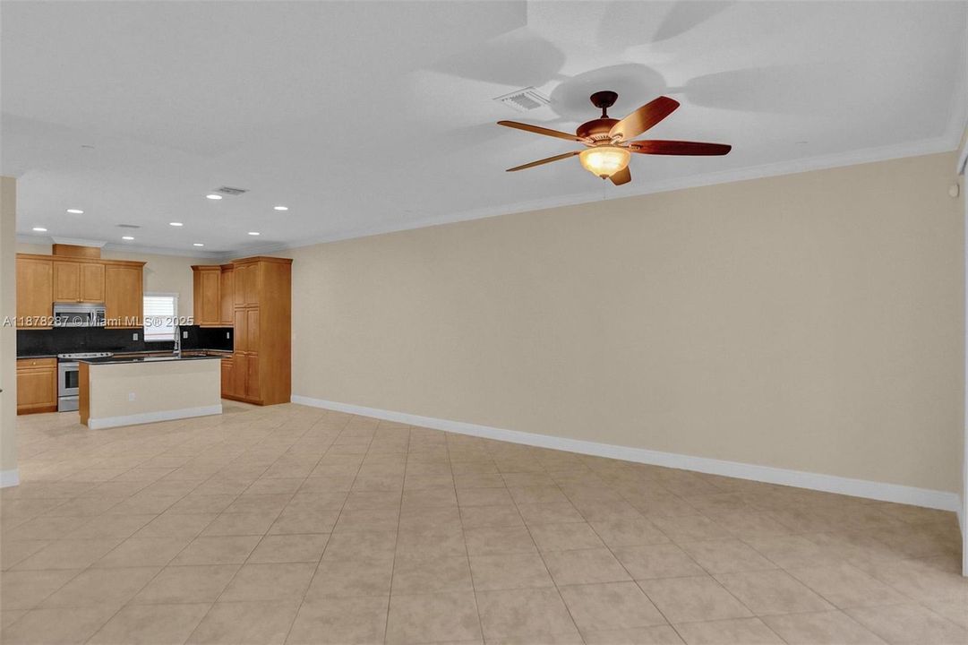 Active With Contract: $3,900 (3 beds, 3 baths, 2008 Square Feet)