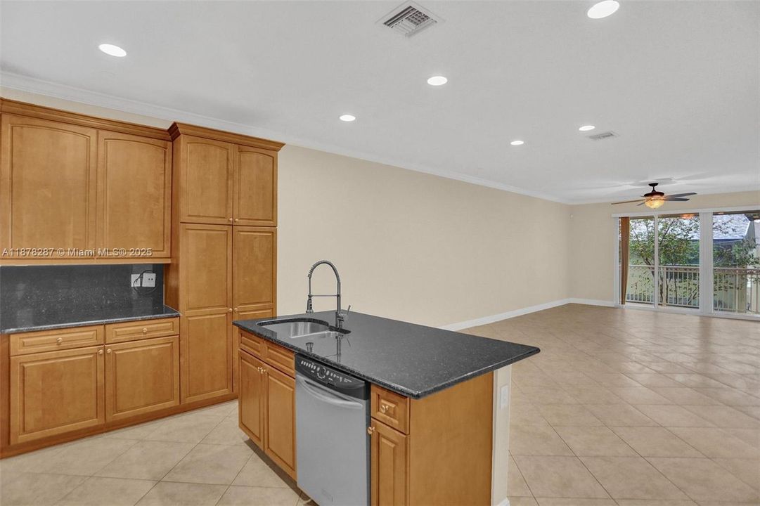 Active With Contract: $3,900 (3 beds, 3 baths, 2008 Square Feet)