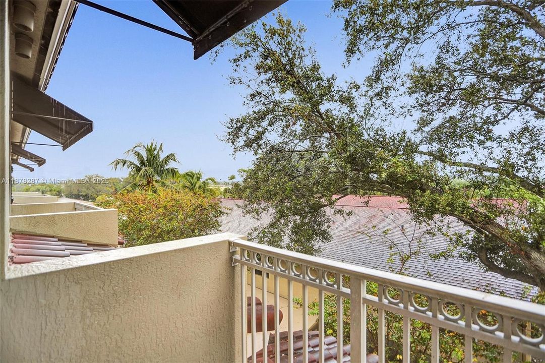 Active With Contract: $3,900 (3 beds, 3 baths, 2008 Square Feet)