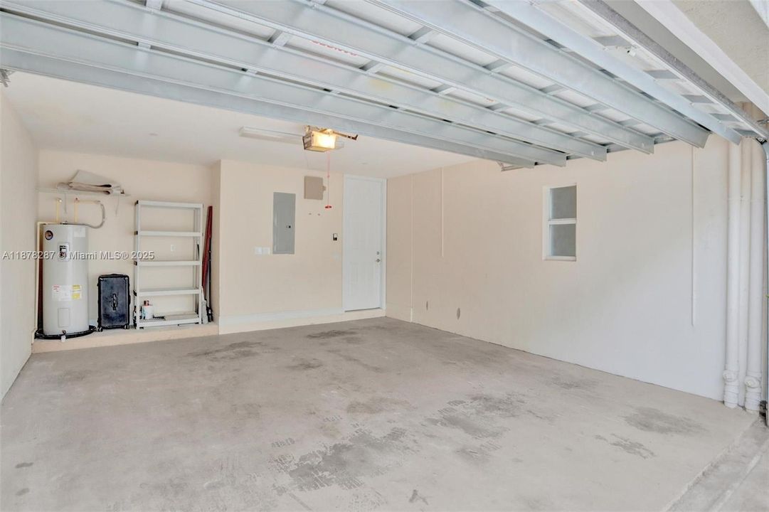 Active With Contract: $3,900 (3 beds, 3 baths, 2008 Square Feet)